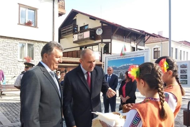 Кметът на Банско Иван Кадев зам кметът Сашка Въчкова и служителката